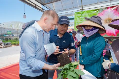 syngenta_flowers_apac_-_viet_nam_flowers_show_-_ivan_showing_root_quality_to_growers.jpg